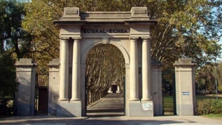 Amenazó al compañero de escuela de su hija: Te voy a sacar la cabeza y los ojos