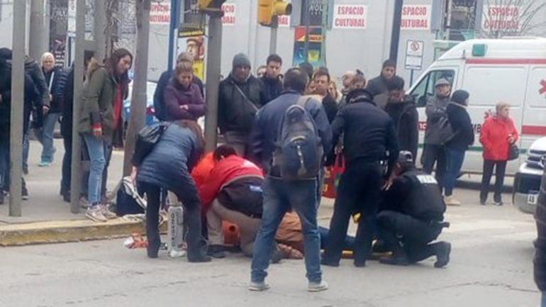 Una camioneta atropelló a una mujer en pleno centro