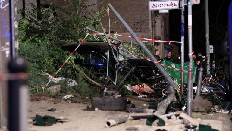Un Porsche se subió a la vereda y mató a cuatro personas