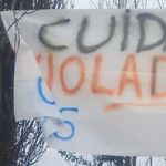 El reclamo de los vecinos frente a la vivienda del empresario en un barrio privado.&nbsp;