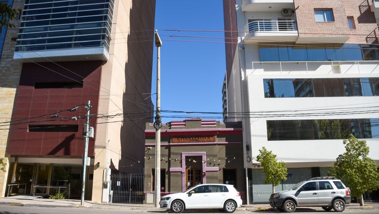 La casita que sobrevive entre las torres del centro neuquino