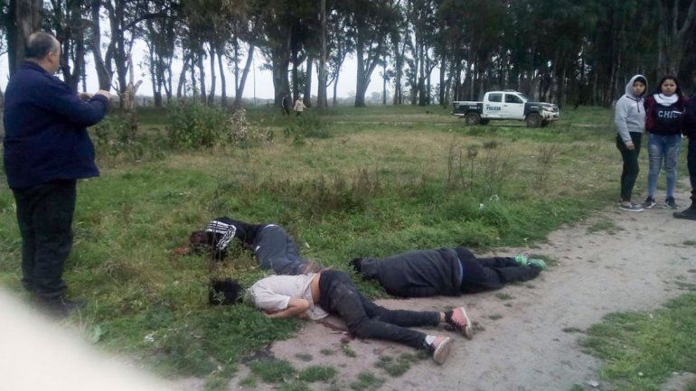 Hallan en un descampado a tres jóvenes acribillados