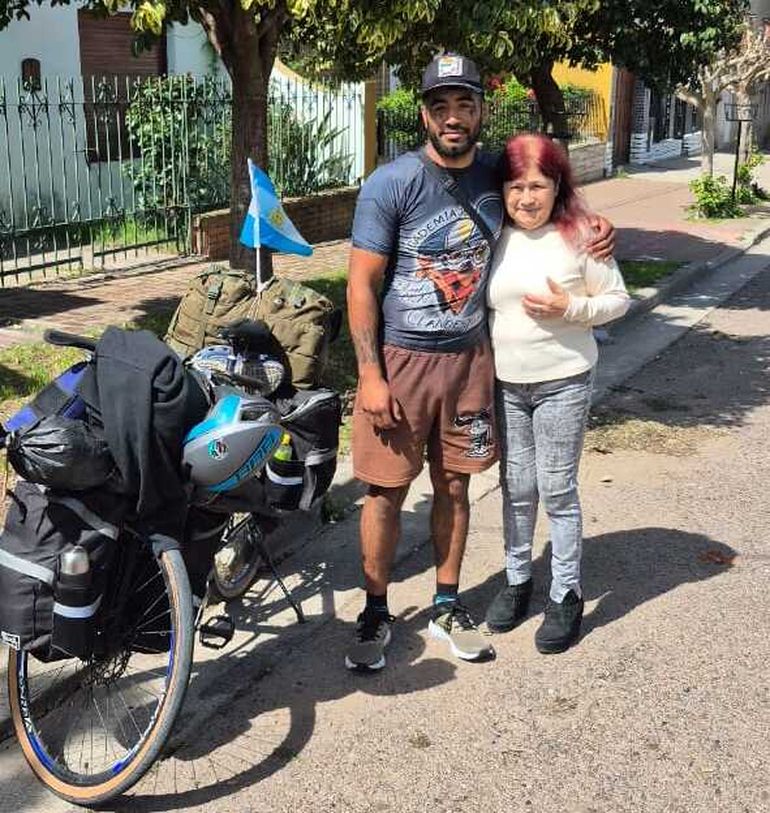 Franco junto a su abuela cuando salió de Plottier. Franco junto a su abuela cuando salió de Plottier.