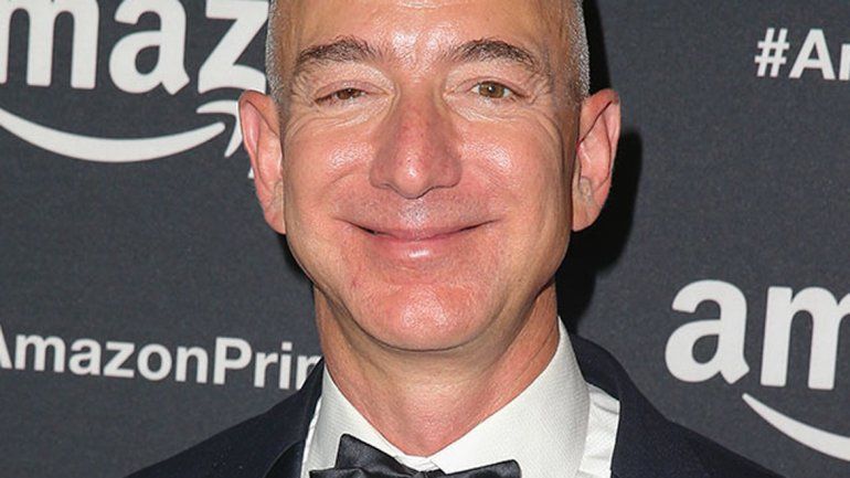 Jeff Bezos tiene una fortuna de 90 mil millones de dólares.