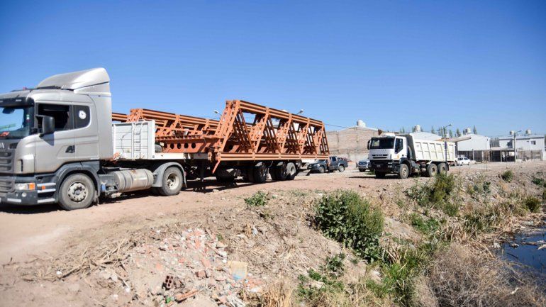 La estructura del puente Bailey se instalará en días sobre el arroyo .
