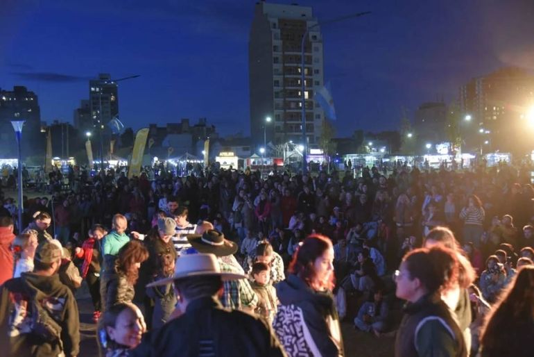 Locro, baile y feria: la grilla para este 25 de mayo en el Parque Jaime de Nevares