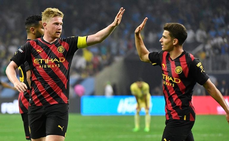 Kevin De Bruyne y Julián Álvarez