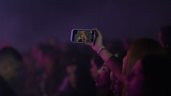 El acompañamiento de la gente fue multitudinario en la primera noche de la Fiesta de la Confluencia.