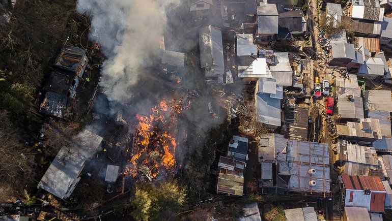 Feroz incendio destruyó cinco casas en San Martín