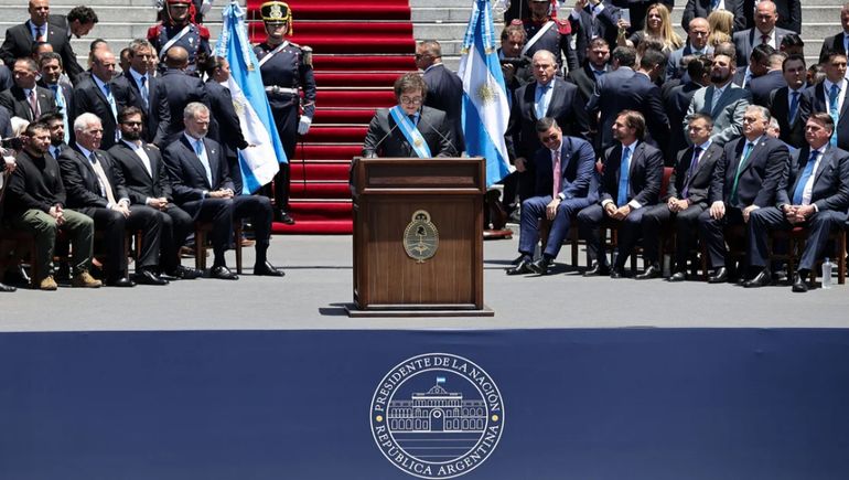 Javier Milei de espaldas al Congreso el día de su asunción. Javier Milei de espaldas al Congreso el día de su asunción.
