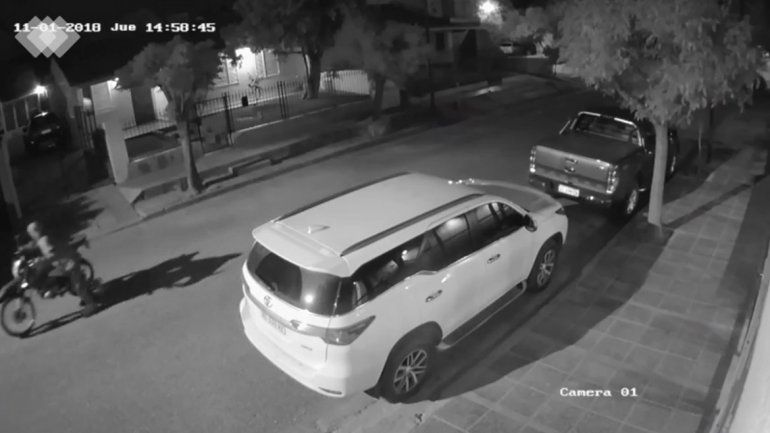 Encapuchado aprovechó las sombras de la noche y se robó una moto en Alta Barda