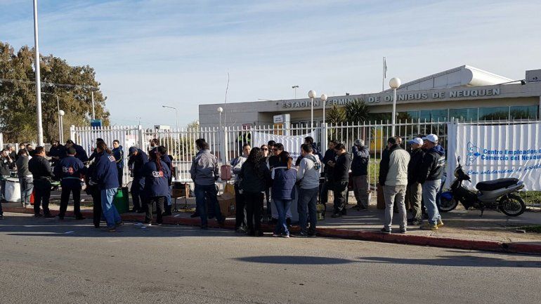 Empleados en paro frente a la ETON.