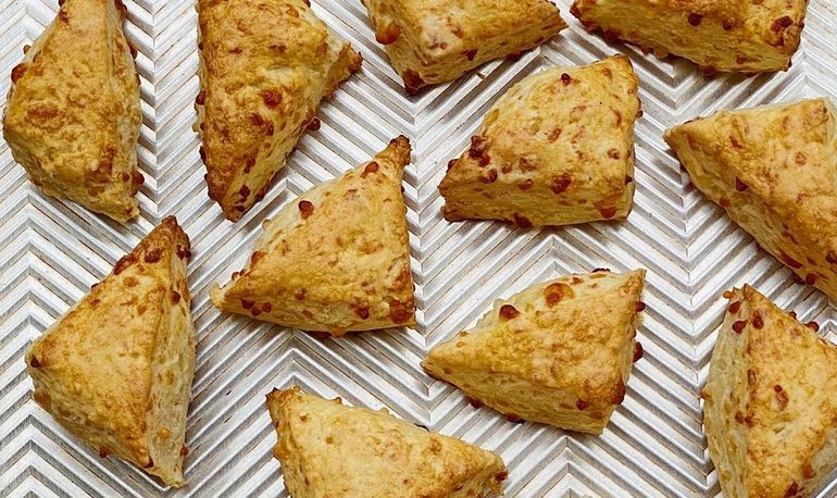 La receta de scones keto reemplaza sus clásicos ingredientes y los reemplaza por otros más saludables. La receta de scones keto reemplaza sus clásicos ingredientes y los reemplaza por otros más saludables.
