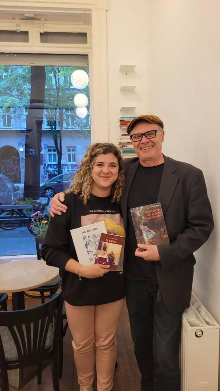 José Luis Pizzi conoció en Berlín a la escritora neuquina Carla Rojkind. Ambos estarán presentando sus libros el sábado 5 de agosto en el Museo Nacional de Bellas Artes de Neuquén en el ciclo Estación Literaria. José Luis Pizzi conoció en Berlín a la escritora neuquina Carla Rojkind. Ambos estarán presentando sus libros el sábado 5 de agosto en el Museo Nacional de Bellas Artes de Neuquén en el ciclo Estación Literaria.