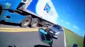 Imprudencia al volante: hizo un sobrepaso indebido y casi choca de frente a un motociclista