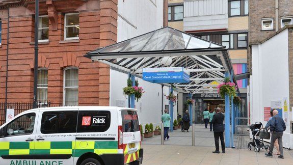 Portero de hospital inglés abusó de casi 500 niños