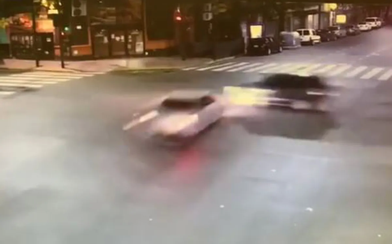 Brutal choque: cruzó en rojo, impactó con un auto y terminó dentro de una rotisería