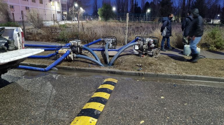 La Muni desagotaba las calles inundadas por el arroyo Durán