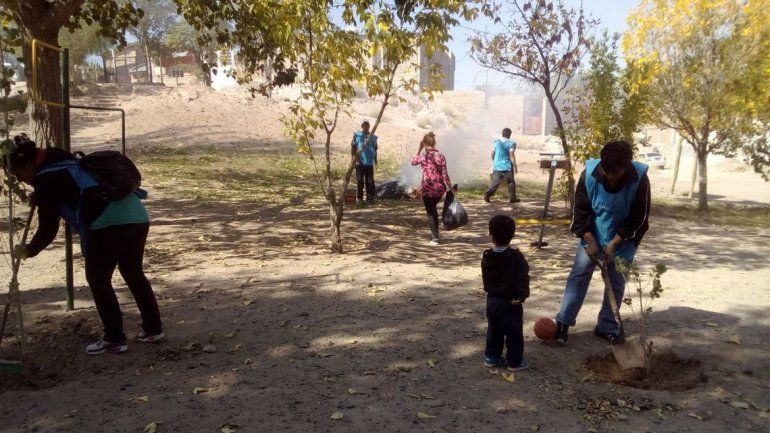 Solicitan al municipio que los provean de herramientas para limpiar plazas