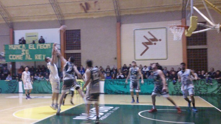 Pérfora logró un triunfo cómodo y le queda una vida más.