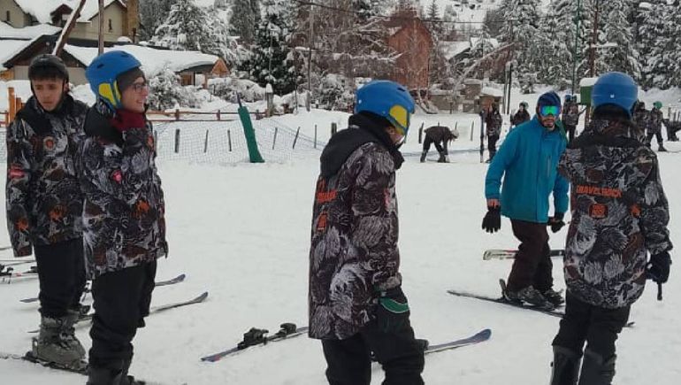 Egresados en alerta por el costo de esquiar en Bariloche