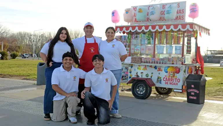Construyeron un carro de dulces para ayudar a sus hijos en la universidad y conquistaron el Paseo de la Costa