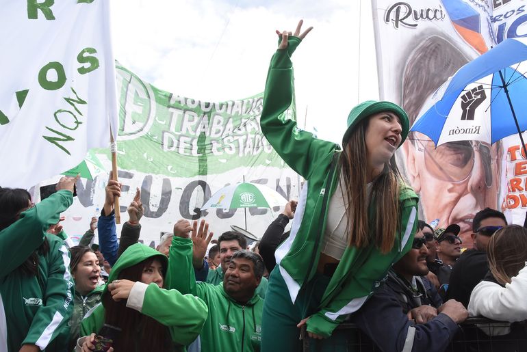A menos de 50 metros del escenario no entraba un alfiler en el acto en apoyo a Sergio Massa. Adelante estaban ATE, UOCRA y Petroleros Privados.