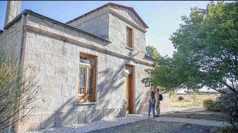 La casa de piedra de 1928 donde funciona el Centro de Interpretación de la Patagonia Azul. 