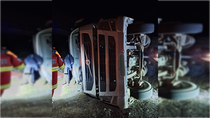 Nuevo vuelco de un camión con vidrios en la curva maldita de la Ruta 242. Fotos: GENTILEZA (Bomberos Voluntarios Las Lajas).