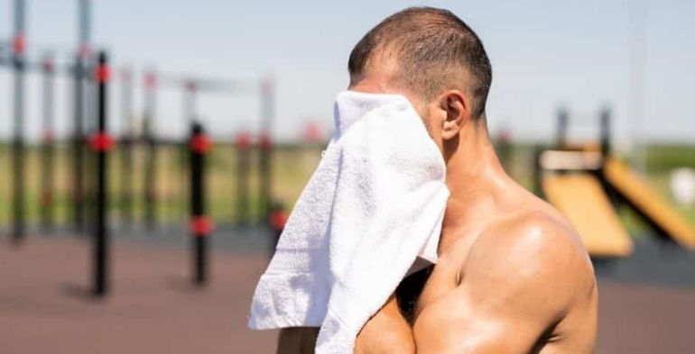 Un médico con fuerte presencia en redes sociales puso el tema en discusión y explicó por qué conviene esperar antes de bañarse.