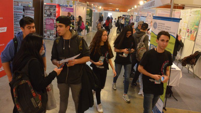 Desde ayer y hasta el viernes cientos de jóvenes tendrán contacto con las carreras terciarias y universitarias que están a su disposición en la región.