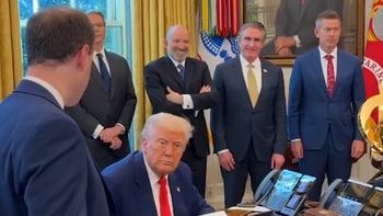 Donald Trump, antes de firmar el decreto que relaja las restricciones sobre la regulación del flujo de agua en las duchas. Donald Trump, antes de firmar el decreto que relaja las restricciones sobre la regulación del flujo de agua en las duchas.