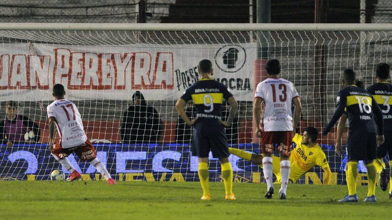 El gol del Globo tras la controvertida sanción del neuquino Herrera. Contacto hubo