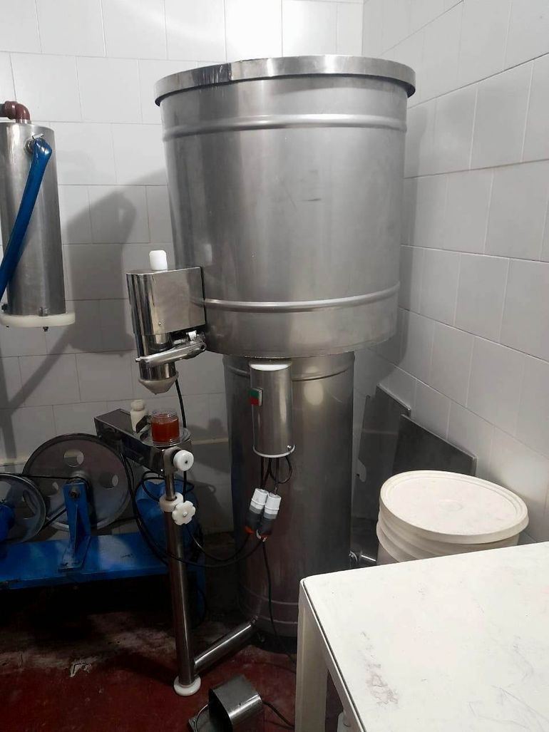 la nueva maquinaria que adquirió Willy Mora con ayuda del IADEP.