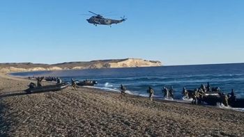 Las maniobras con fuerzas especiales de la Armada se realizaron en Playa Cracker, cerca de Puerto Madryn. Las maniobras con fuerzas especiales de la Armada se realizaron en Playa Cracker, cerca de Puerto Madryn.