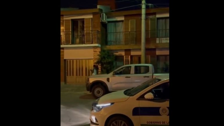 En el video apuntan al balcón donde estaba la bolsa con los restos del gato
