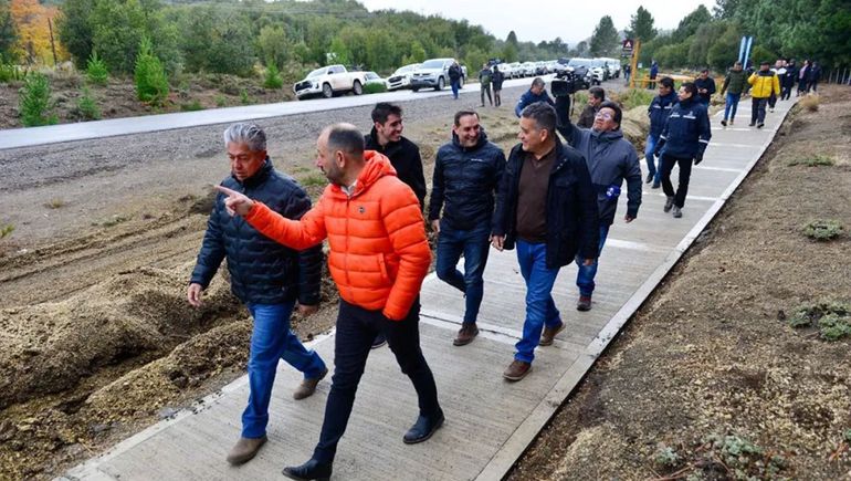 El gobernador Rolando Figueroa recorrió obras en Villa Pehuenia