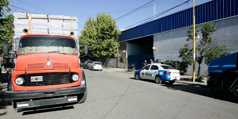 Trabajadores del empaque frente a las puertas de Fruticultores Unidos.