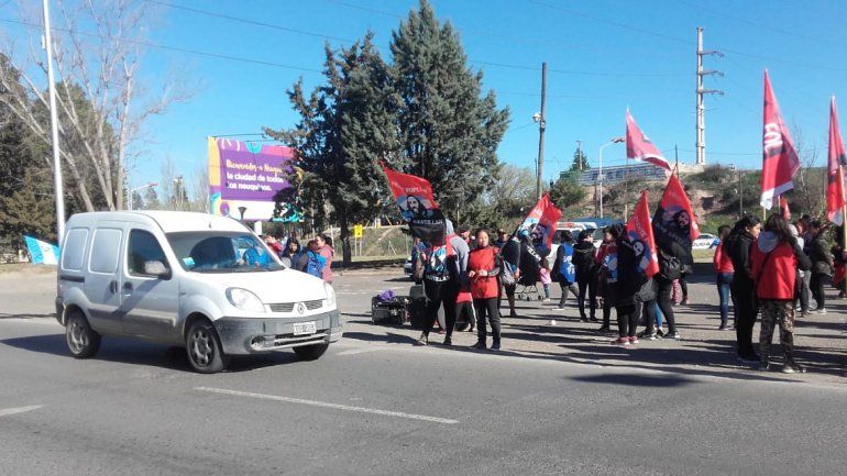 Organizaciones sociales hicieron una volanteada en el puente 