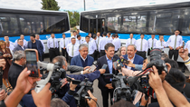El intendente Mariano Gaido, junto al gobernador Rolando Figueroa, en la presentación de nuevas unidades y servicios de COLE. El intendente Mariano Gaido, junto al gobernador Rolando Figueroa, en la presentación de nuevas unidades y servicios de COLE.