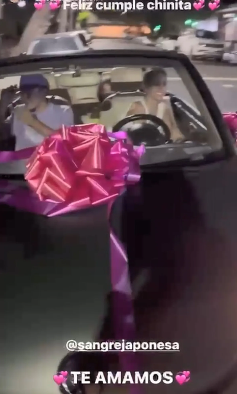 Rusherking le regaló un auto descapotable a la China Suárez por su cumpleaños.