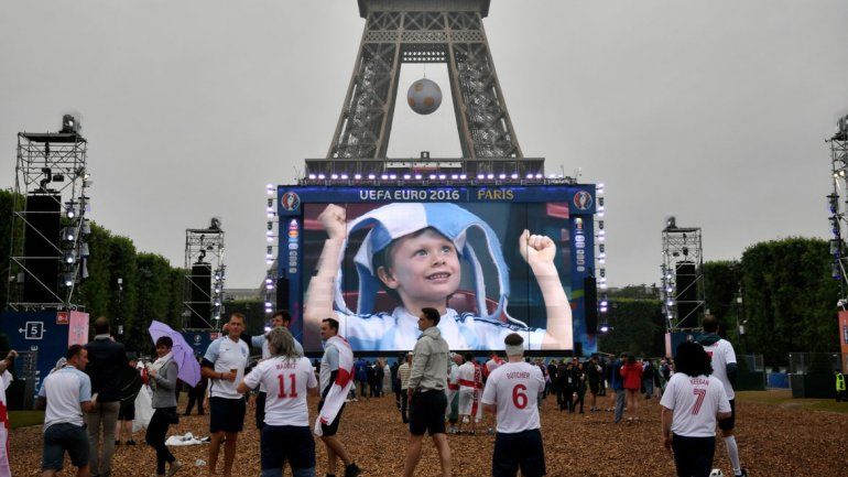A los pies de la Torre Eiffel se pueden ver los partidos de la Eurocopa.