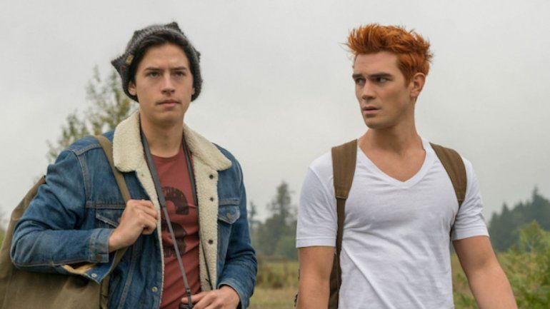 Kj Apa y Cole Sprouse actores de Riverdale