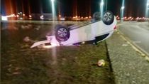 Manejaba borracha, volcó y cuando se bajó del auto se puso a charlar como si nada: dio 2,05 en la alcoholemia. Manejaba borracha, volcó y cuando se bajó del auto se puso a charlar como si nada: dio 2,05 en la alcoholemia.