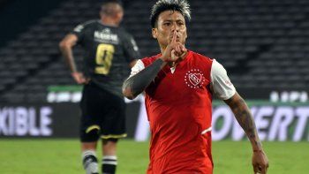 el drama y la pesadilla detras del feo gesto de una figura del rojo el drama y la pesadilla detras del feo gesto de una figura del rojo