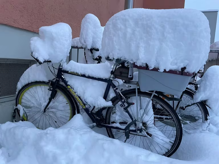 Bicicletas cubiertas de nieve aparcadas en Múnich. Bicicletas cubiertas de nieve aparcadas en Múnich.