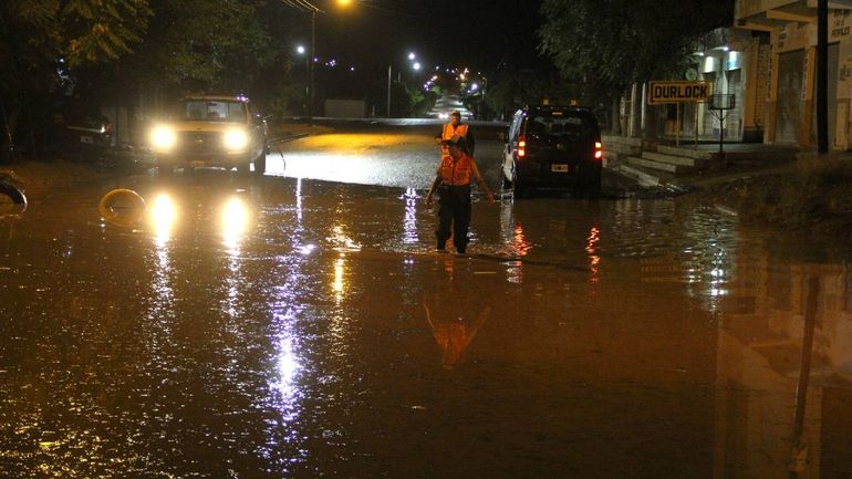 Una inesperada tormenta pasó por Centenario, en el medio del calor. Inundó algunas calles. Hoy sigue la alerta por viento en buena parte de la provincia. Una inesperada tormenta pasó por Centenario, en el medio del calor. Inundó algunas calles. Hoy sigue la alerta por viento en buena parte de la provincia.