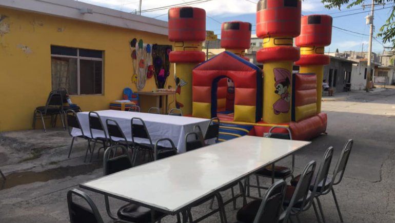 Nadie llegó a la fiesta de sus hijos e invitó a desconocidos por Facebook.