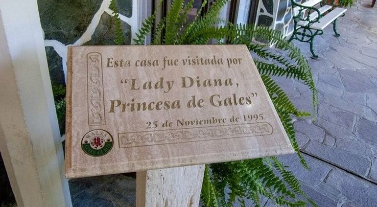 La placa que recuerda el paso de Lady Di por una casa de té de Gaiman. La placa que recuerda el paso de Lady Di por una casa de té de Gaiman.