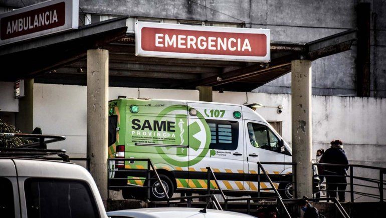 Picaba carne y se enganchó la mano: fue al hospital con máquina y todo